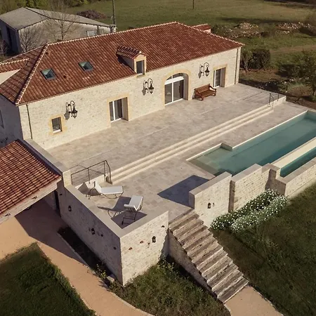 Aux Truffes De Combecave Oda ve Kahvaltı *